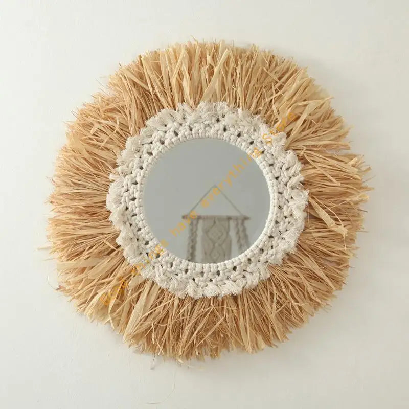 Miroir mural rond à franges de raphia naturel et bordure crochet coton blanc, sur mur clair avec suspension macramé en arrière-plan - Nesty