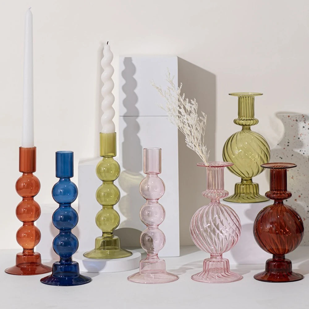 Bougeoir en verre coloré translucide Nesty - Six modèles à perles empilées et une boule cannelée, orange, bleu, vert olive, rose et rouge, avec bougies blanches