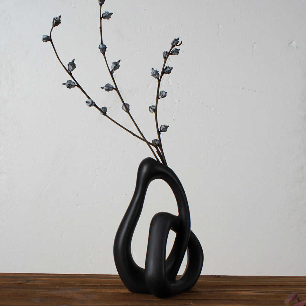 Vase en céramique abstrait Nesty - Modèle noir avec branches de saule séchées