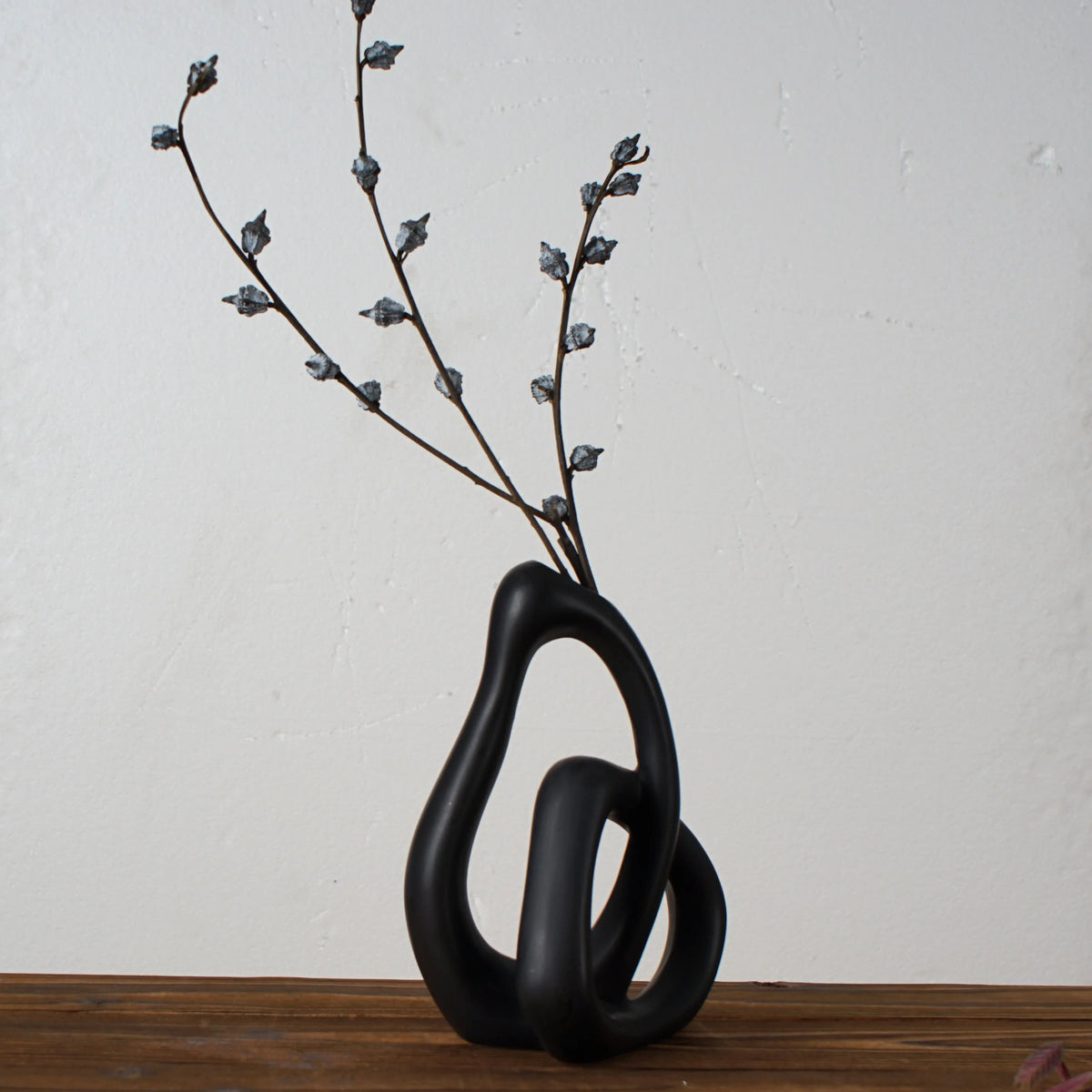 Vase en céramique abstrait Nesty - Modèle noir avec branches de saule séchées