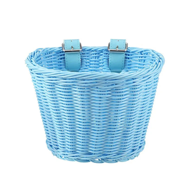 Panier de rangement tressé effet rotin Nesty - Version bleue avec sangles de fixation, sur fond blanc