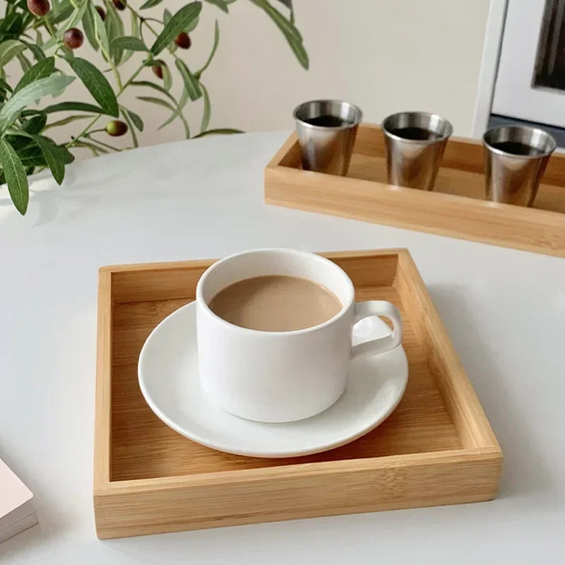 Plateau rectangulaire en bois à thé et service Nesty, plateau carré en bambou avec tasse de café et sa soucoupe blanche