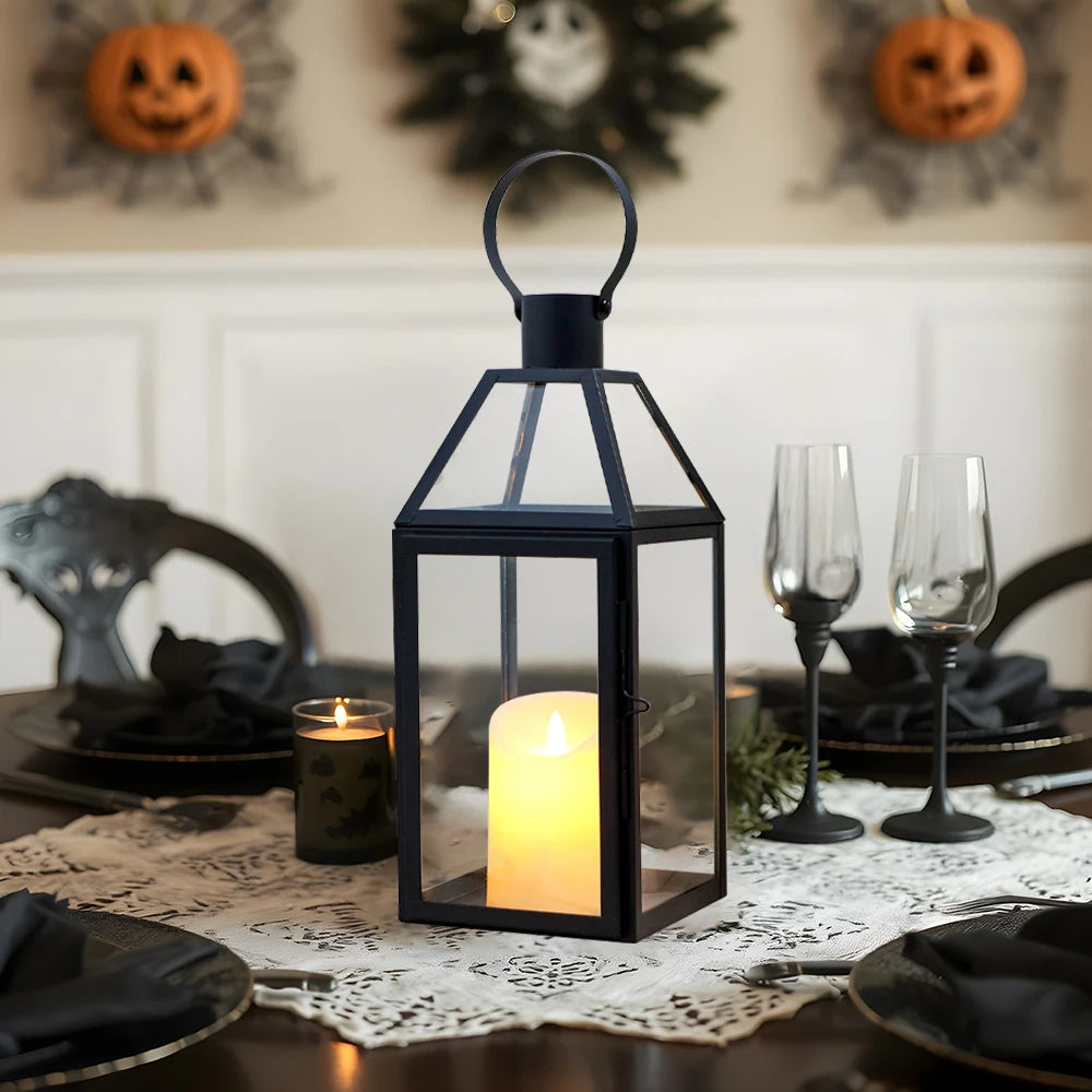 Lanterne suspendue en verre et métal noir Nesty - Sur table dressée d'Halloween avec citrouilles, verres à pied noirs et guirlande