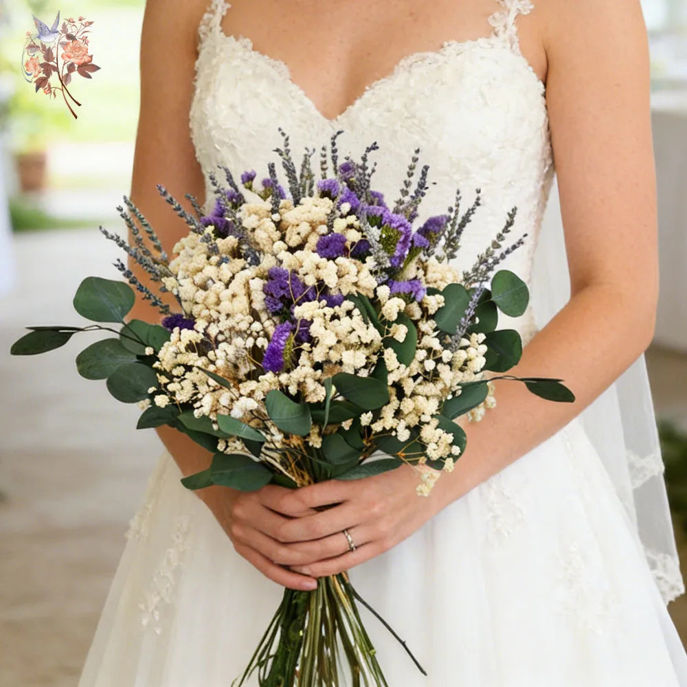 Bouquet de mariage en fleurs séchées gypsophile, lavande et eucalyptus, tenu par une mariée en robe blanche - Nesty
