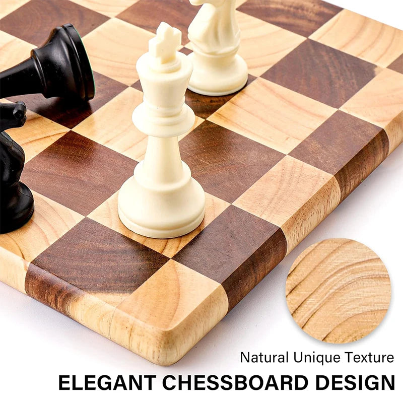 Planche à découper réversible en bois d'hévéa Nesty, gros plan sur un coin de la planche avec des pièces d'échecs posées dessus, texte Elegant Chessboard Design