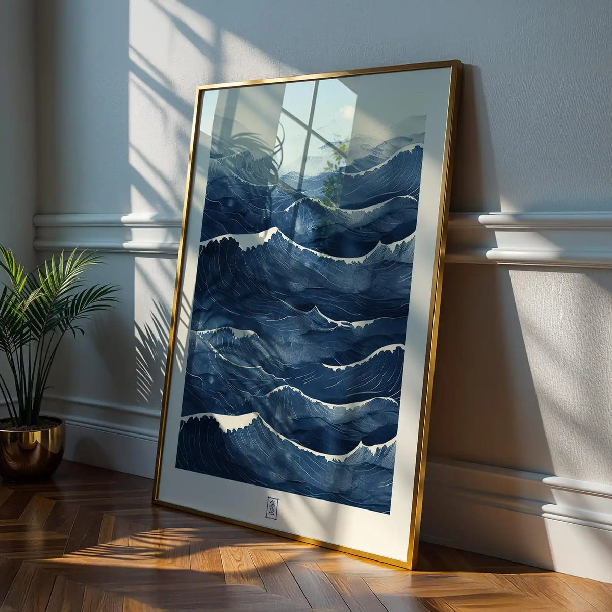Toile imprimée vagues abstraites Nesty - Affiche encadrée en doré posée au sol contre un mur, lumière du jour