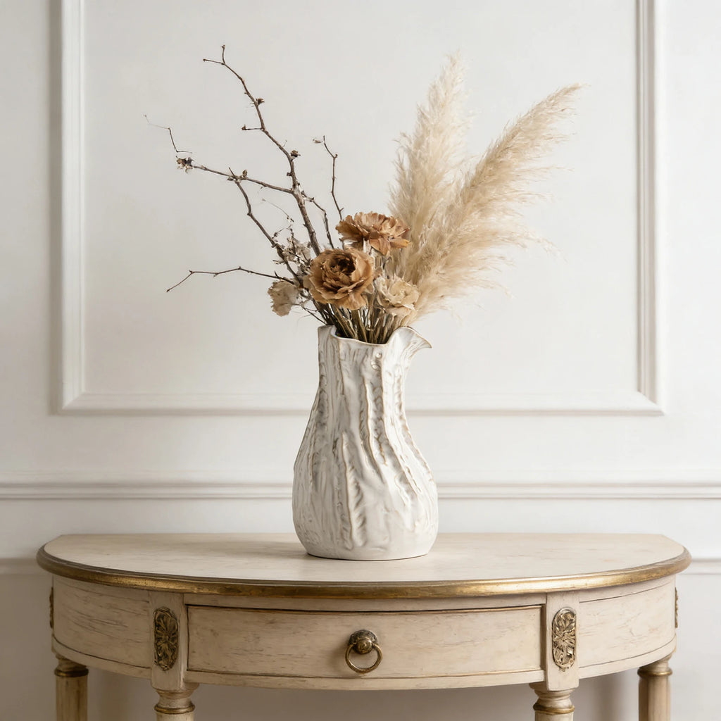Vase en céramique texturiée blanc crème, esprit wabi-sabi japandi Nesty, garni d'herbes de pampa et de fleurs séchées, sur console ancienne à tiroir doré