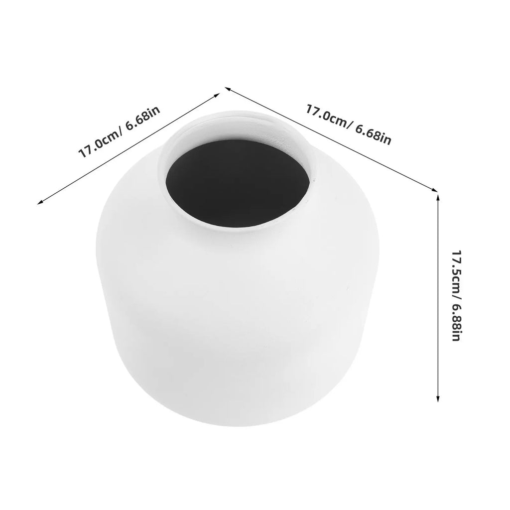 Vase en métal noir mat, style minimaliste (vue 8) - Nesty