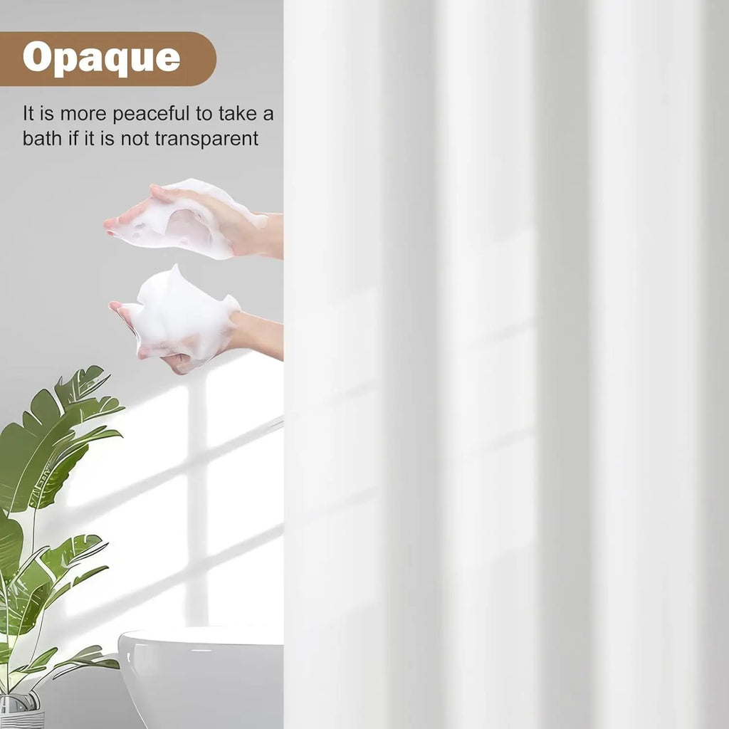 Rideau de douche opaque en PEVA Nesty - Illustration de l'opacité préservant l'intimité, mains savonneuses derrière le tissu