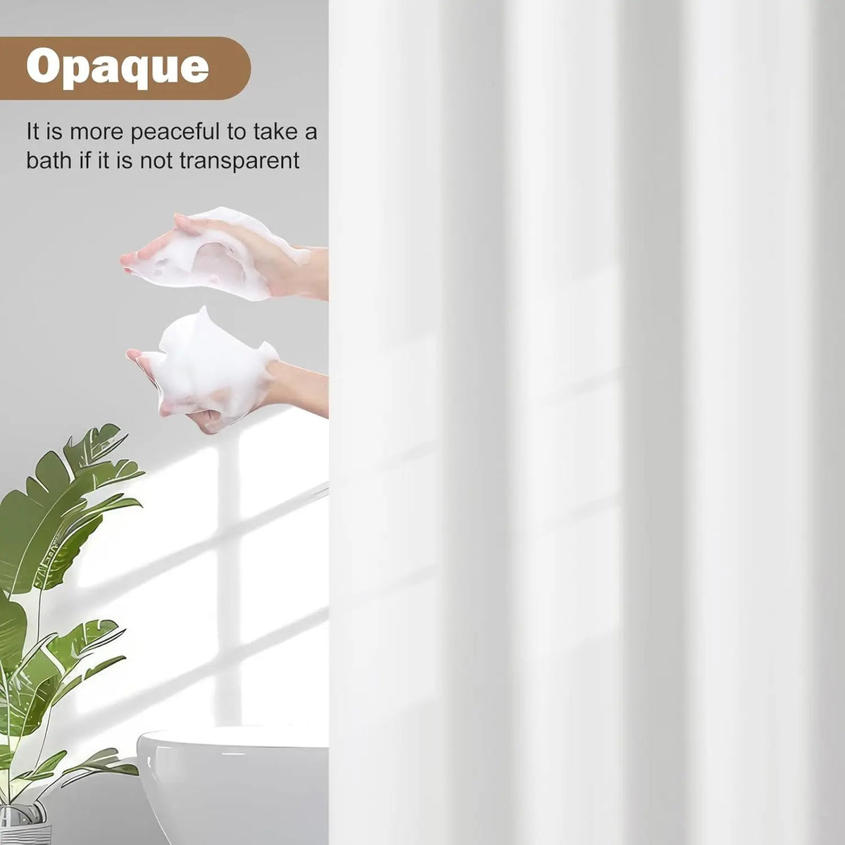 Rideau de douche opaque en PEVA Nesty - Illustration de l'opacité préservant l'intimité, mains savonneuses derrière le tissu