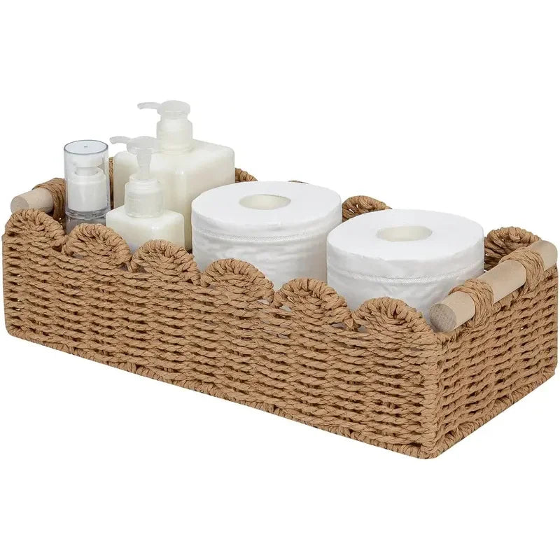 Panier de rangement en corde de papier tressée, bord festonné et poignées en bois Nesty, panier garni de rouleaux de papier toilette et distributeurs de savon, fond blanc