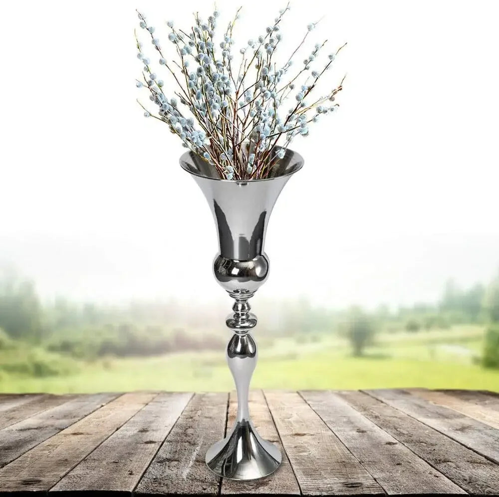 Grand vase sol en métal argenté Nesty - Avec branches de saule fleuries bleu clair, fond champêtre extérieur