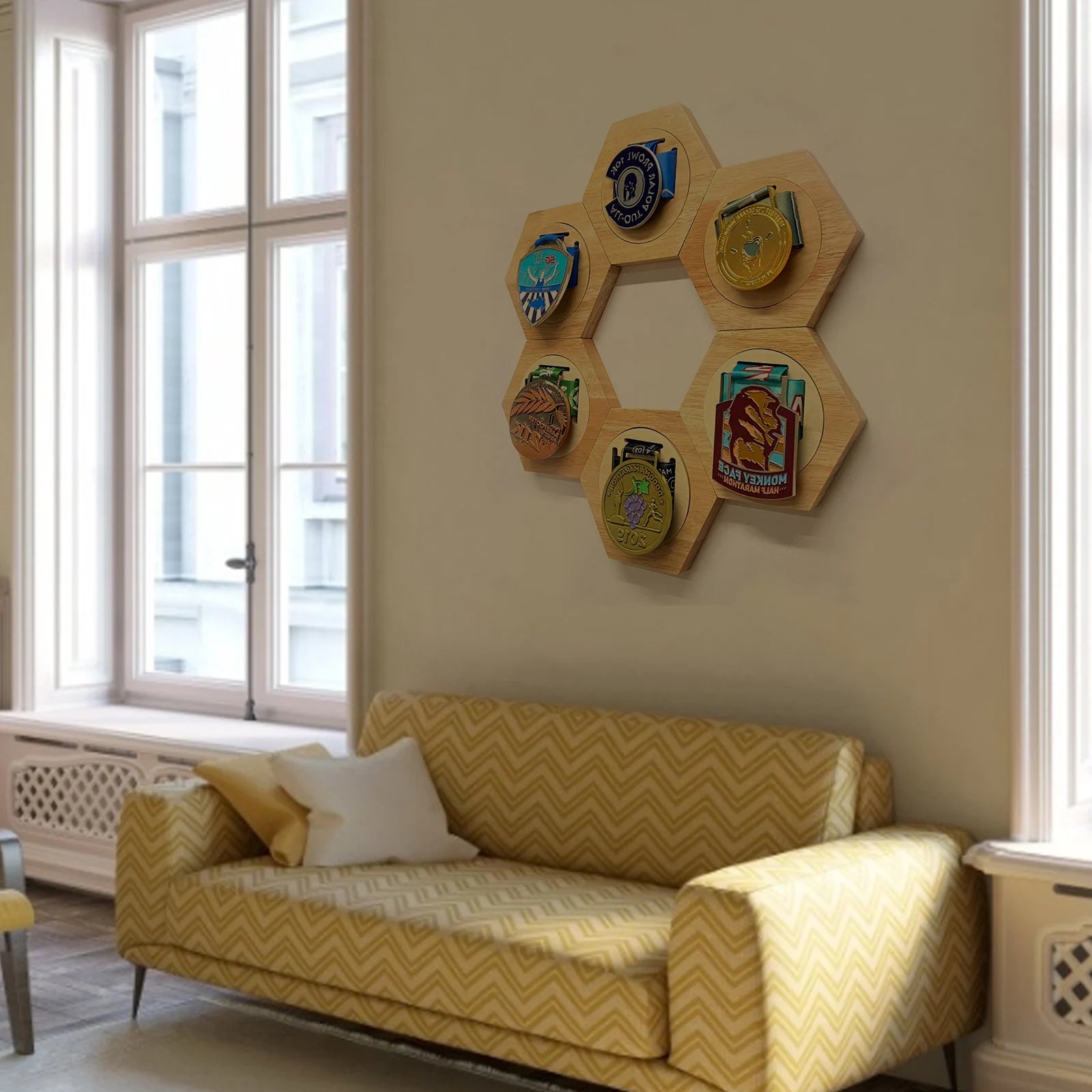 Étagère murale hexagonale en bois Nesty - Nid d'abeille, petit assemblage de 6 hexagones sur un mur beige au-dessus d'un canapé à motif chevrons jaunes