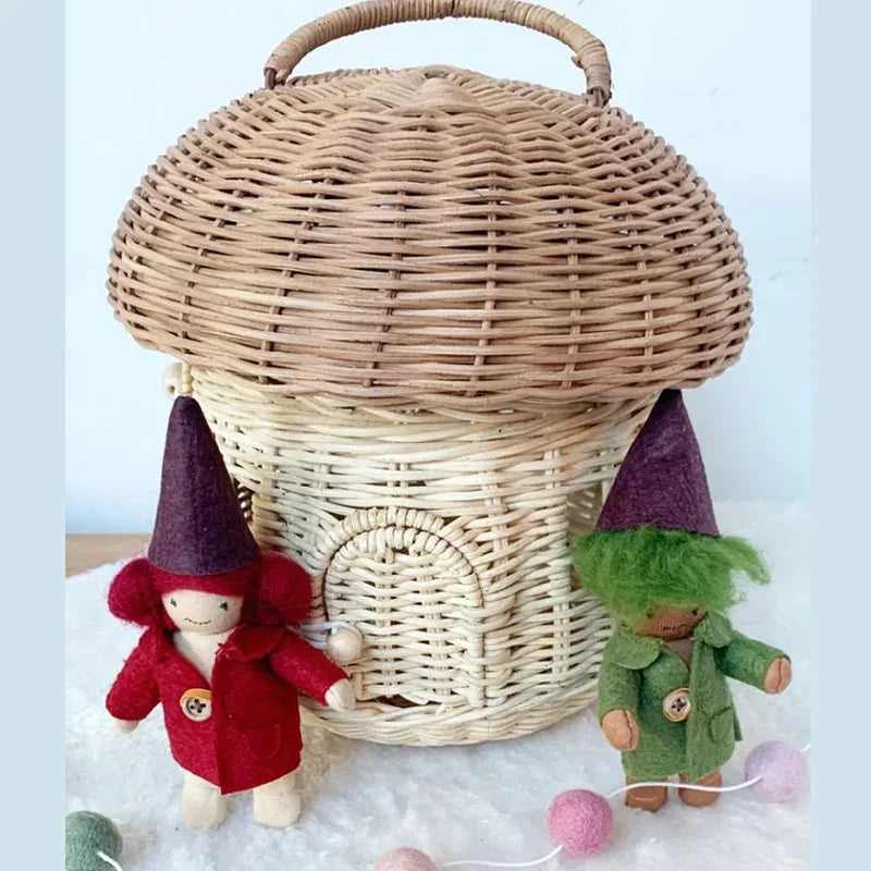 Panier tressé en bambou forme champignon Nesty - Entouré de deux poupées lutin en feutrine rouge et verte