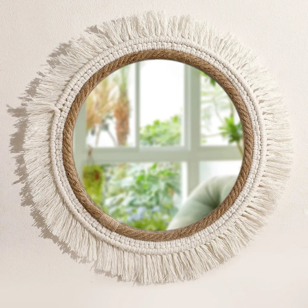 Miroir mural rond en corde tressée à franges blanches, bordure intérieure en jute, devant une fenêtre - Nesty