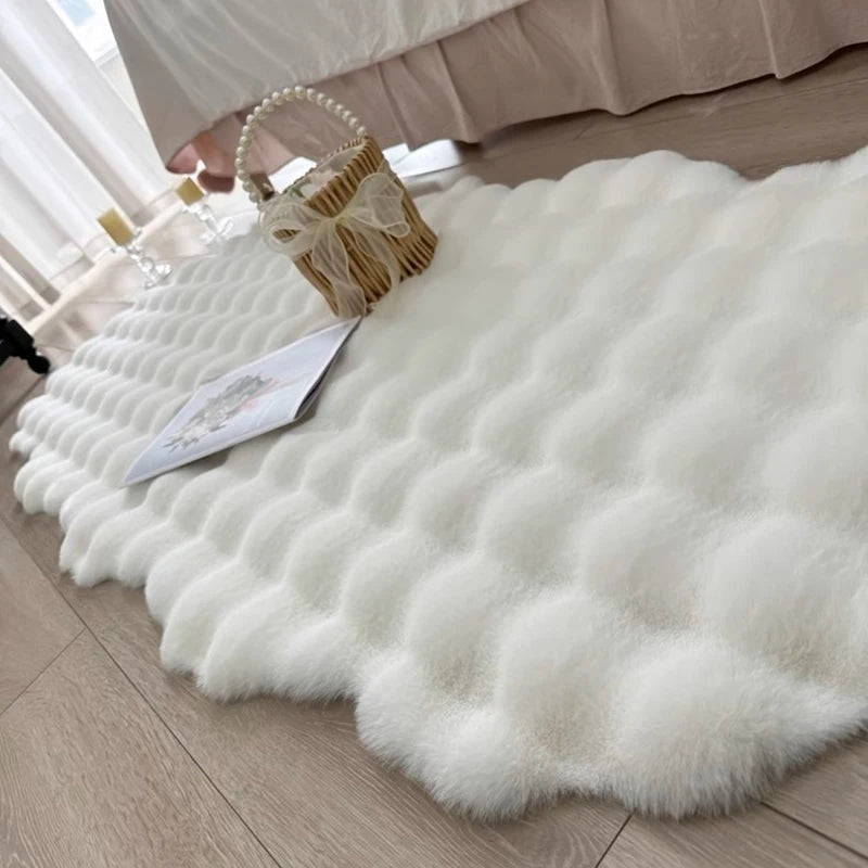 Tapis ovale en fausse fourrure douce Nesty - Chevet, coloris blanc avec panier et livre posés dessus