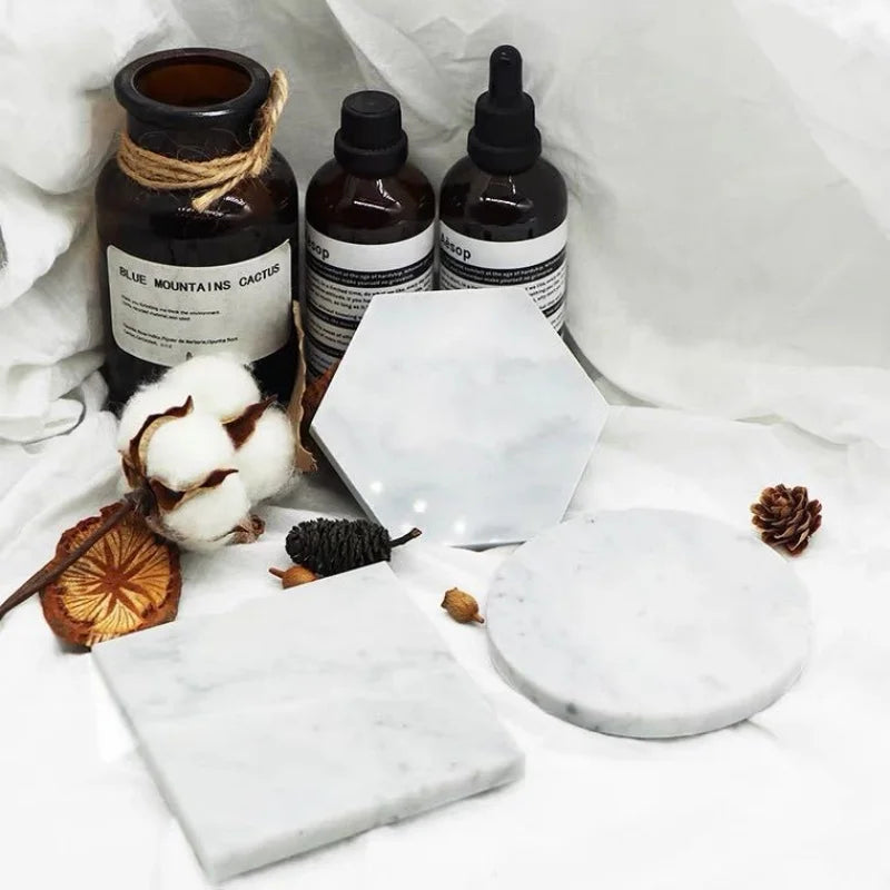 Dessous de verre scandinave en marbre blanc, formes hexagonale, carrée et ronde, avec flacons de cosmétiques et coton - Nesty