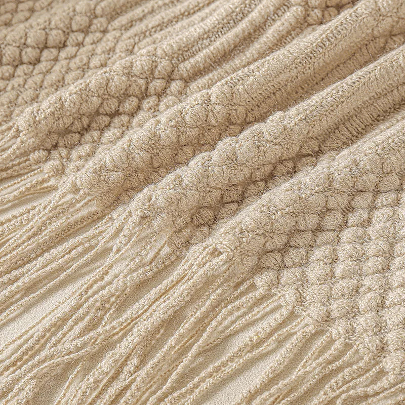 Plaid tricoté bohème kaki Nesty - Gros plan sur les franges tressées et le tissage épais