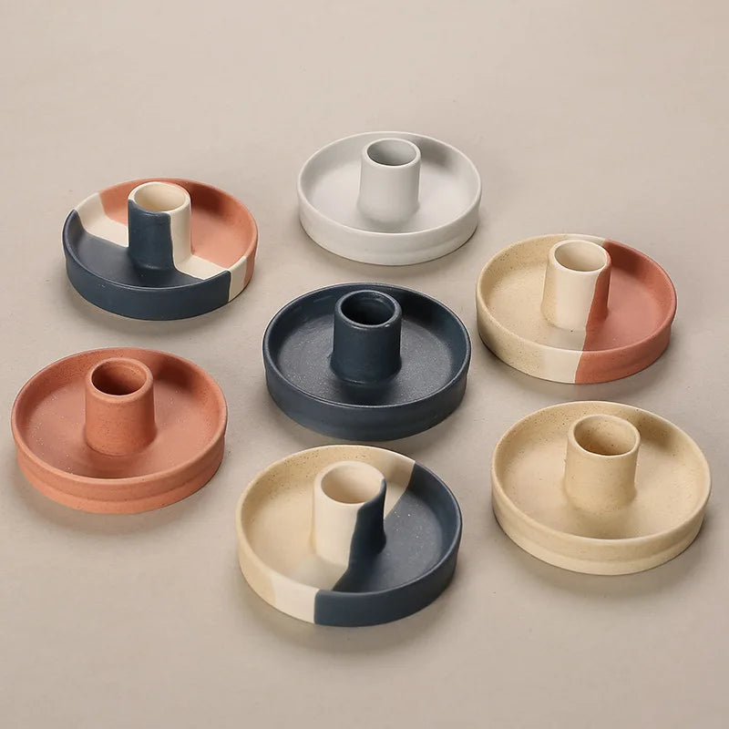 Coupelle brûle-parfum en céramique Nesty - Sept bougeoirs bicolores de coloris variés (terracotta, bleu marine, crème, blanc) disposés en groupe