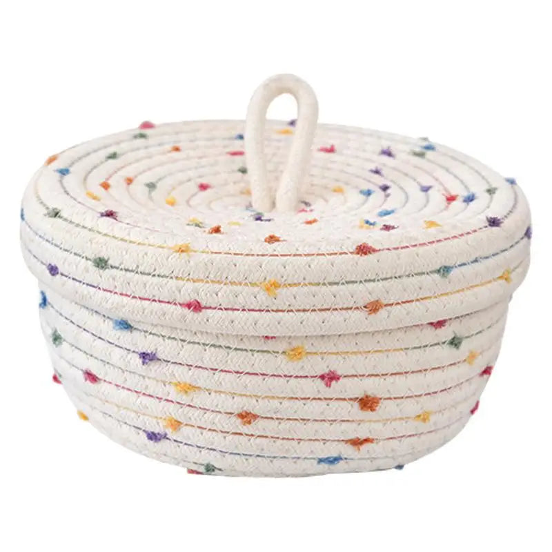 Panier de rangement tressé en corde de coton avec couvercle Nesty, panier fermé à surpiqûres multicolores et anse boucle, fond blanc