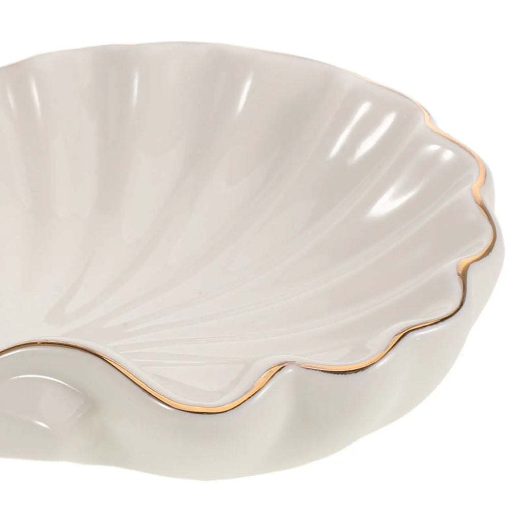 Porte-savon/plateau à bijoux en céramique blanc ivoire forme coquillage à liseré doré, gros plan sur le bord festonné - Nesty