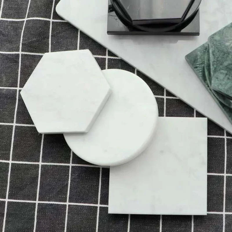 Dessous de verre scandinave en marbre blanc et vert, formes hexagonale, ronde et carrée, sur nappe à carreaux - Nesty