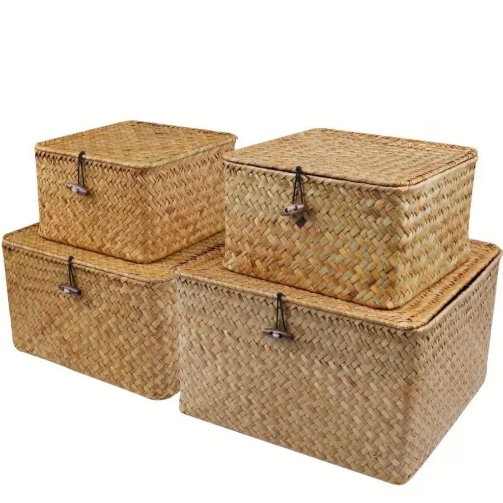Lot de 4 boîtes tressées en jonc de mer Nesty - Quatre boîtes fermées disposées en quinconce, vue en perspective