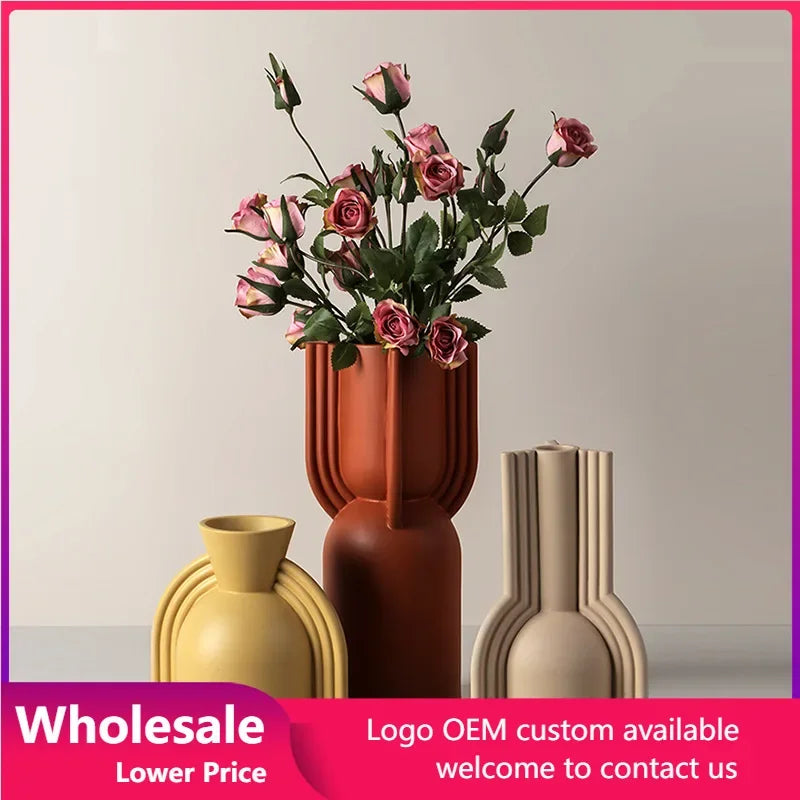 Vase en céramique, forme géométrique irrégulière nordique Nesty, trois vases céramique mat à cannelures architecturales, coloris terracotta, jaune moutarde et beige, l'un garni de roses roses