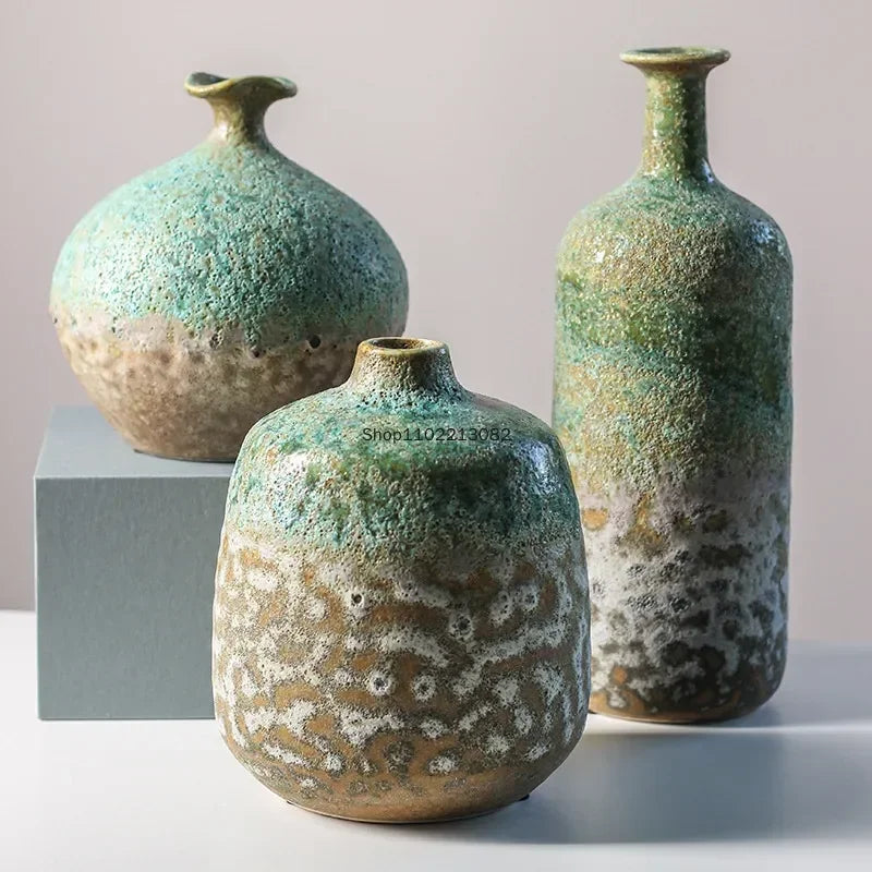 Vase en céramique effet bulles Nesty - Trois formes en dégradé vert et brun, ronde, bouteille et ovoïde, sur fond neutre