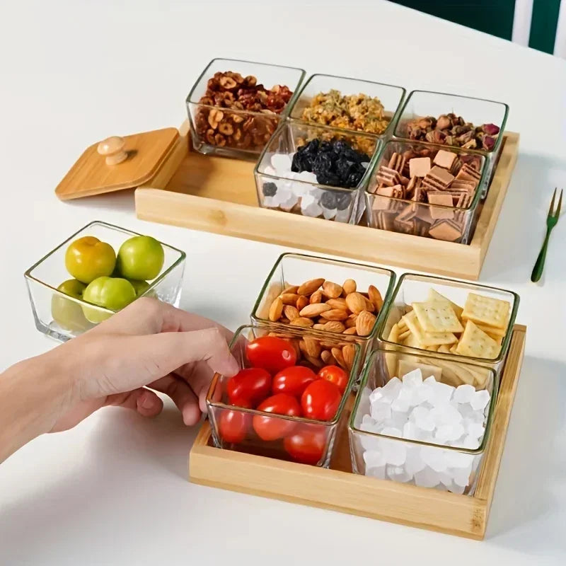 Plateau rectangulaire en bois à thé et service Nesty, plateaux en bambou garnis de coupelles à apéritif avec fruits secs, tomates cerises et crackers