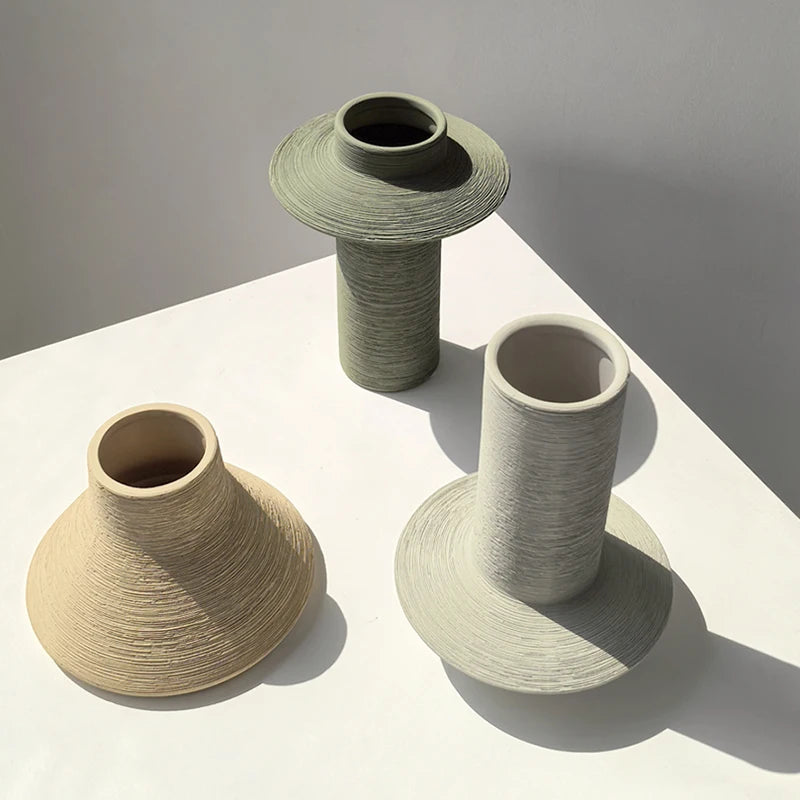 Vase en céramique papillon, texture brossée wabi-sabi Nesty, vue de dessus en angle des trois mêmes formes sculpturales aux ouvertures visibles