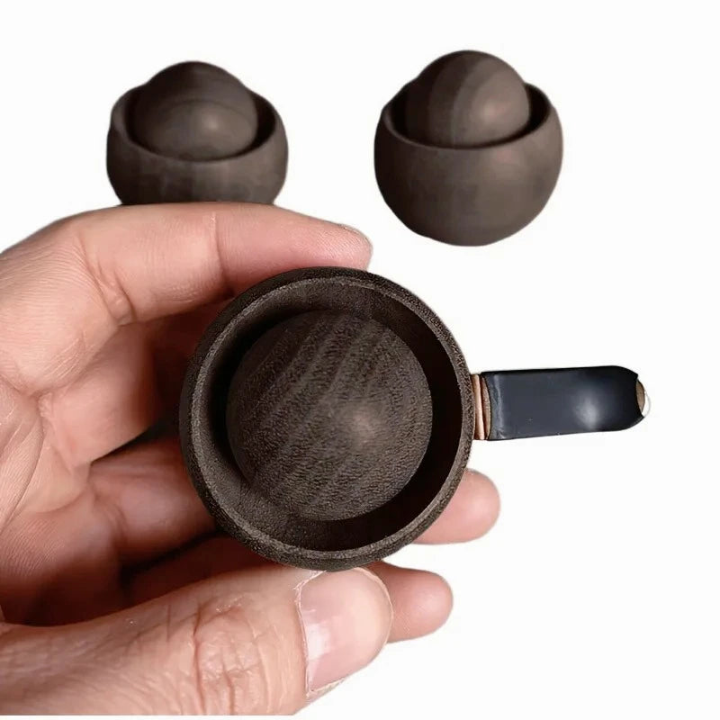 Diffuseur d'huiles essentielles en bois Nesty - Tenu en main, clip de fixation visible