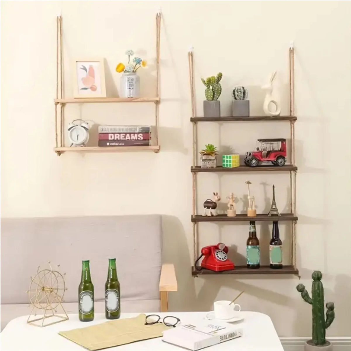 Étagère suspendue en bois Nesty - 1, 2 ou 3 niveaux, comparatif d'une étagère à deux niveaux en bois clair et d'une étagère à quatre niveaux en bois foncé, avec plantes, figurines et bouteilles