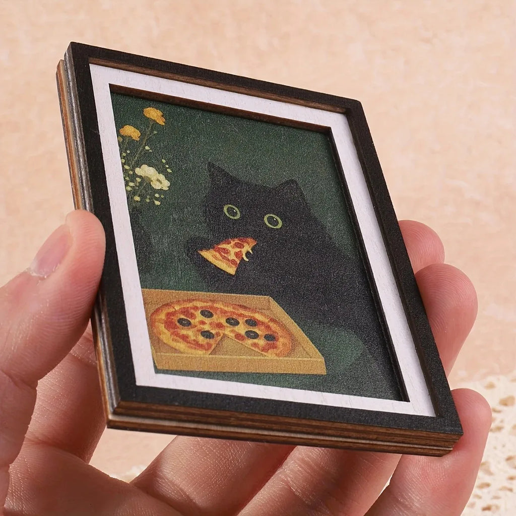 Magnet frigo cadre photo Nesty - Tenu en main sur un napperon en dentelle