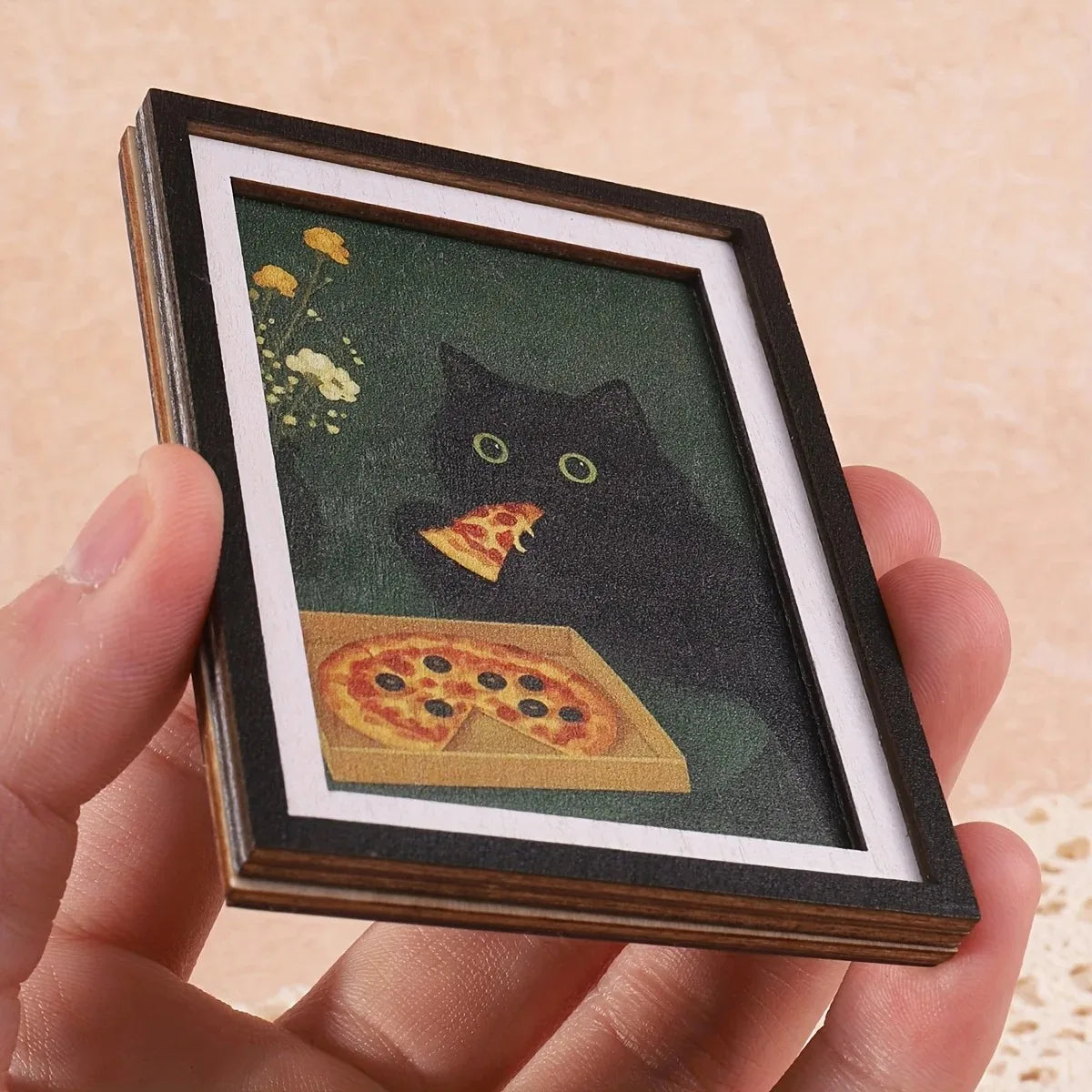 Magnet frigo cadre photo Nesty - Tenu en main sur un napperon en dentelle