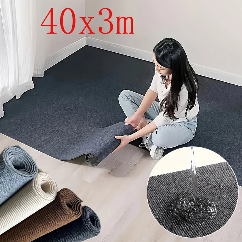 Tapis autocollant en rouleau — 40 cm - Nesty, femme déroulant un rouleau de moquette grise texturée, étiquette 40x3m, rouleaux de coloris variés au premier plan
