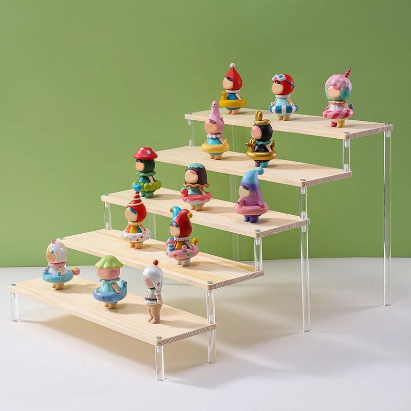 Présentoir étagé en bois et acrylique à 1 à 5 niveaux Nesty, présentoir à 5 niveaux garni de figurines colorées, sur fond vert