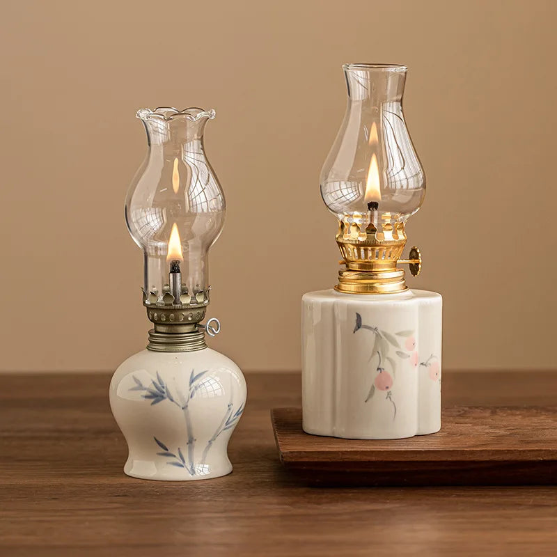 Duo de lampes à pétrole en céramique peintes à la main, motifs bambou et fleurs de pêcher, globe en verre allumé, sur table en bois - Nesty
