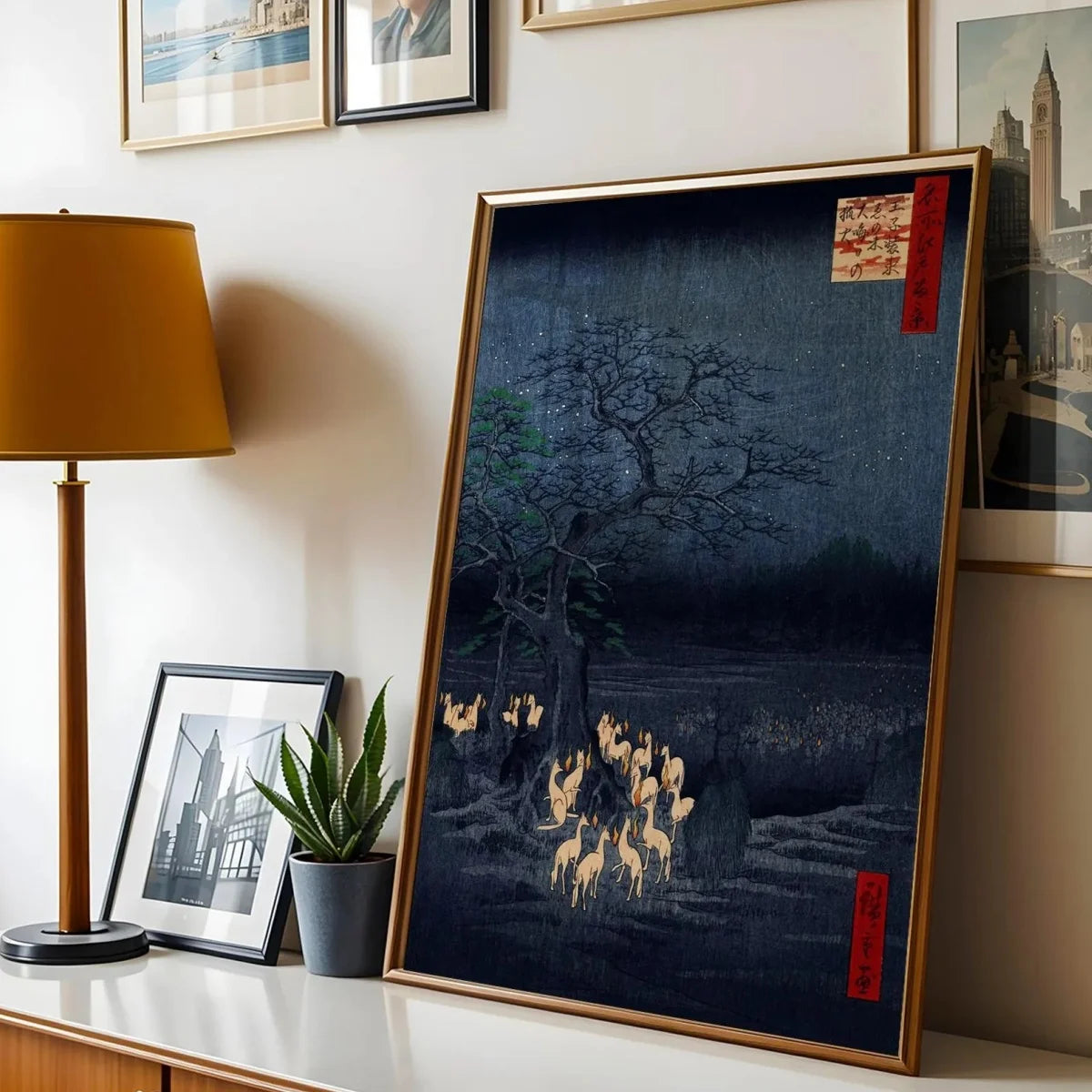 Toile imprimée renard japonais Nesty - Affiche dorée posée sur un meuble près d'une lampe et de plantes