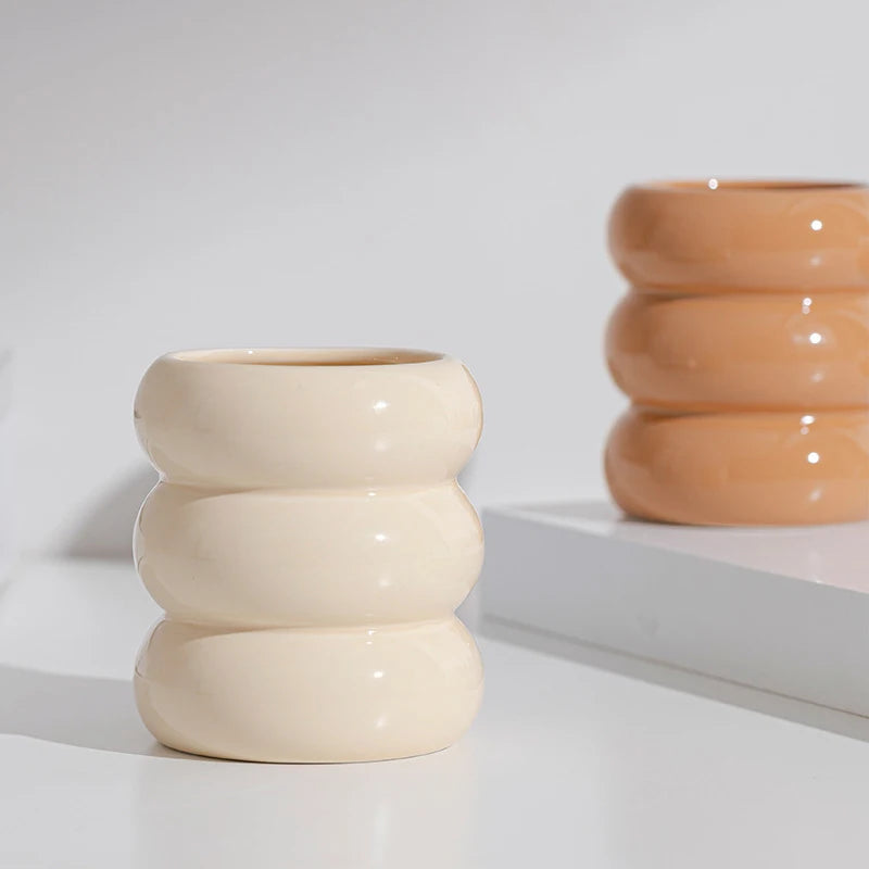 Bougeoir cylindrique en céramique blanche Nesty - Deux bougeoirs empilés en anneaux, coloris crème et orange, côte à côte