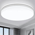 Plafonnier LED ultra-plat rond Nesty - Installé au plafond d'un coin salon