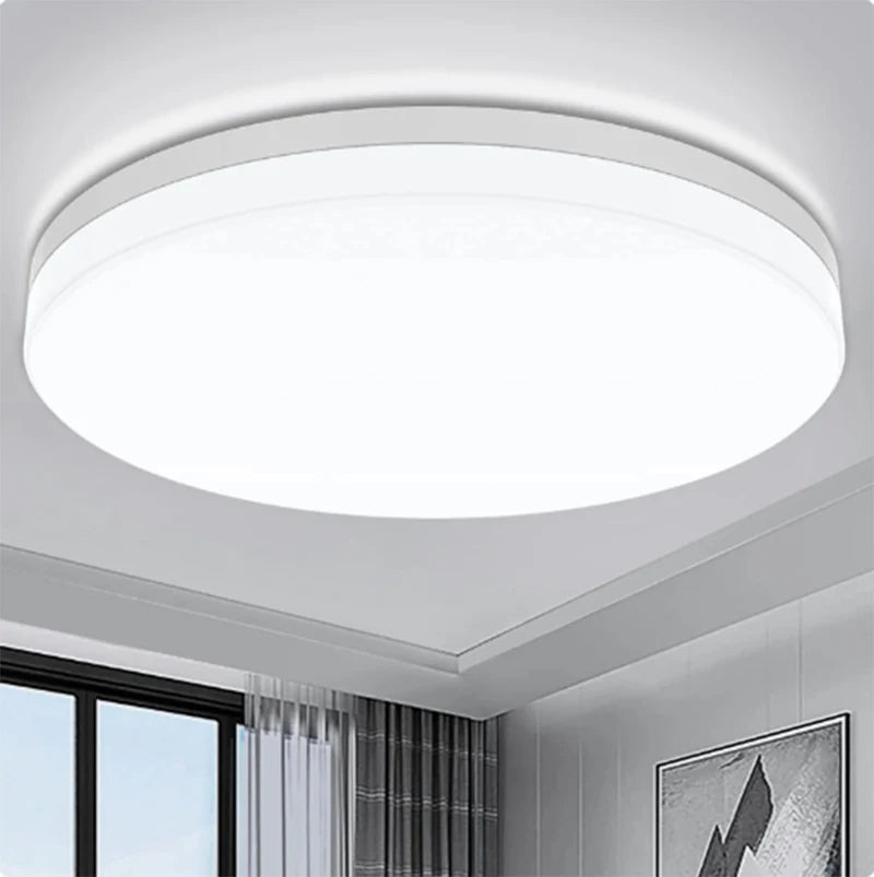 Plafonnier LED ultra-plat rond Nesty - Installé au plafond d'un coin salon
