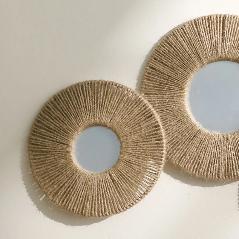 Deux miroirs muraux ronds enroulés de corde de chanvre, gros plan sur le tressage rayonnant - Nesty