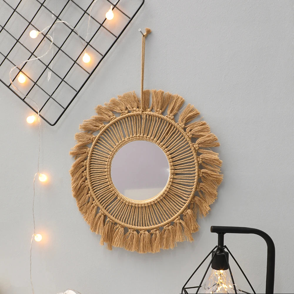 Miroir mural rond en corde tressée coloris jute doré, tressage rayonnant à franges, suspendu sur mur avec guirlande lumineuse - Nesty