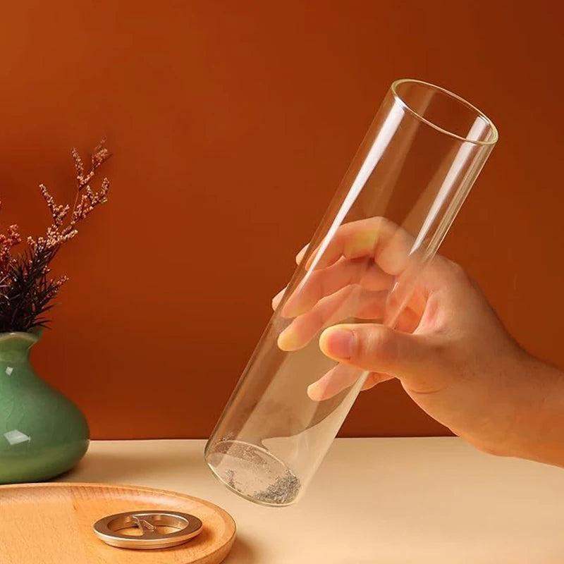Brûle-encens en verre Nesty - Tube en verre vide tenu en main