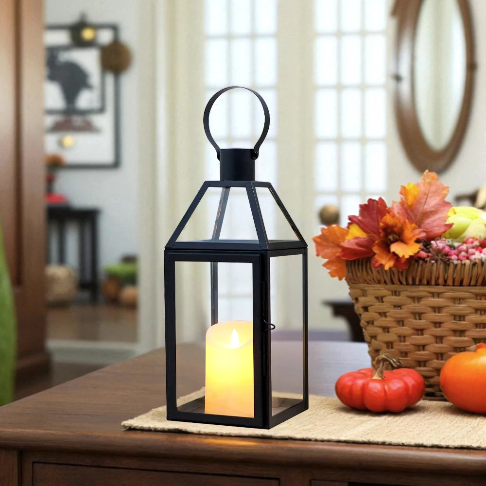 Lanterne suspendue en verre et métal noir Nesty - Bougie LED intérieure, posée sur console près d'un panier de citrouilles d'automne