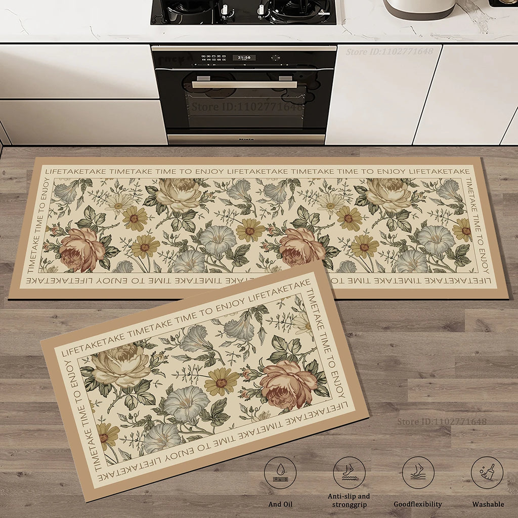 Set de deux tapis de cuisine à motif floral vintage (roses et marguerites) sur fond beige avec bordure à inscription, posés devant une cuisinière.