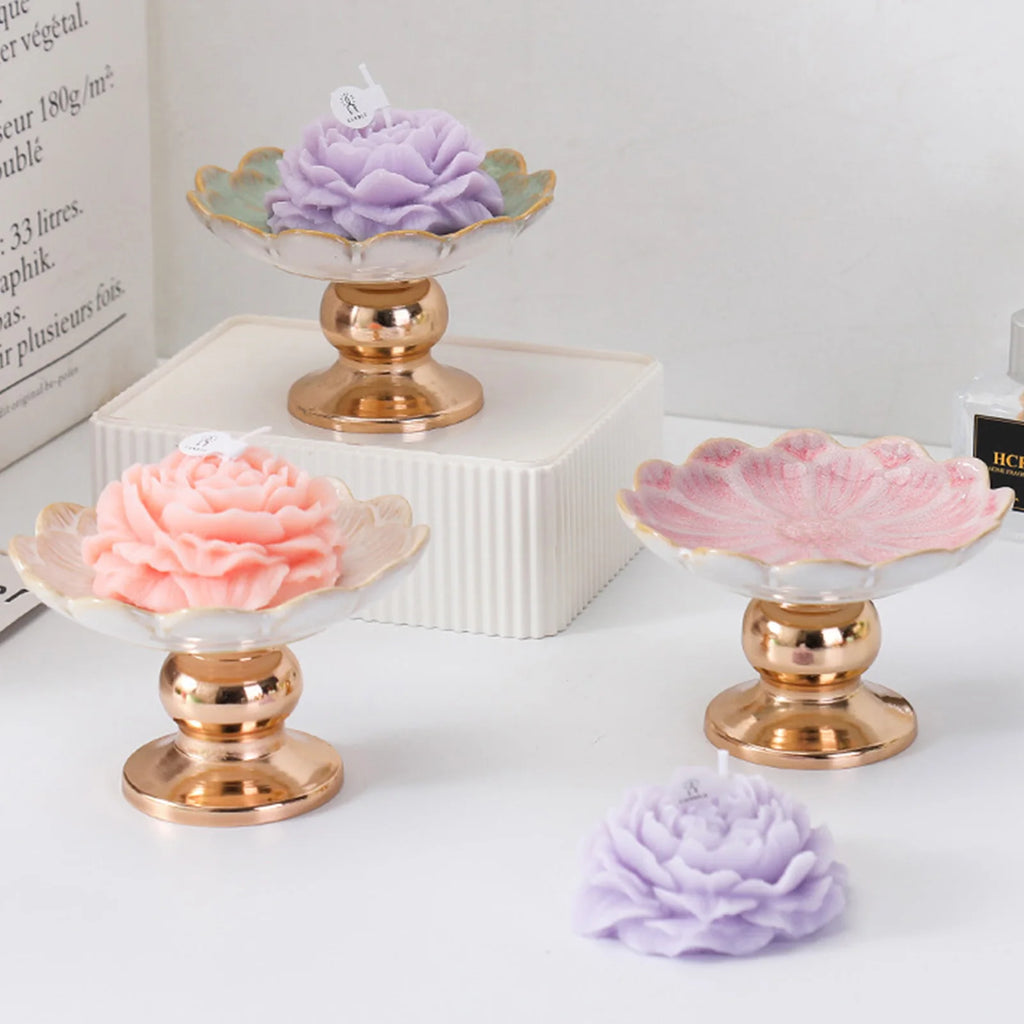 Photophore haut en céramique Nesty - Trois photophores fleuris (vert, blanc, rose) sur pieds dorés avec bougies en forme de pivoine violette, rose et parme