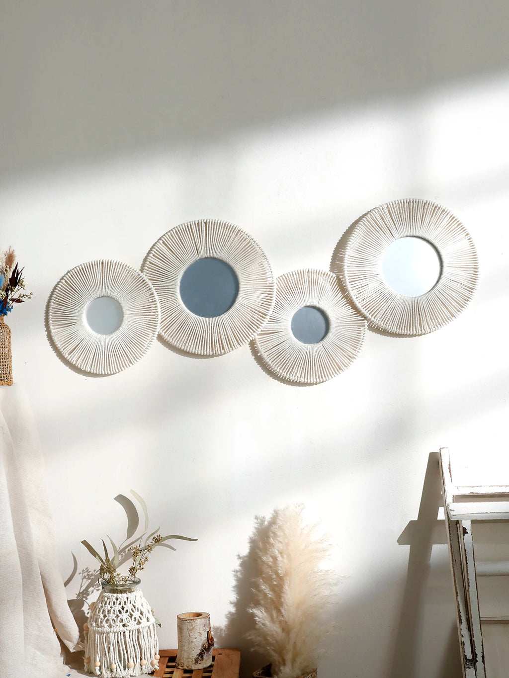 Ensemble de 4 miroirs muraux ronds en corde tressée façon soleil, coloris blanc écru, avec vase en macramé et pampas - Nesty