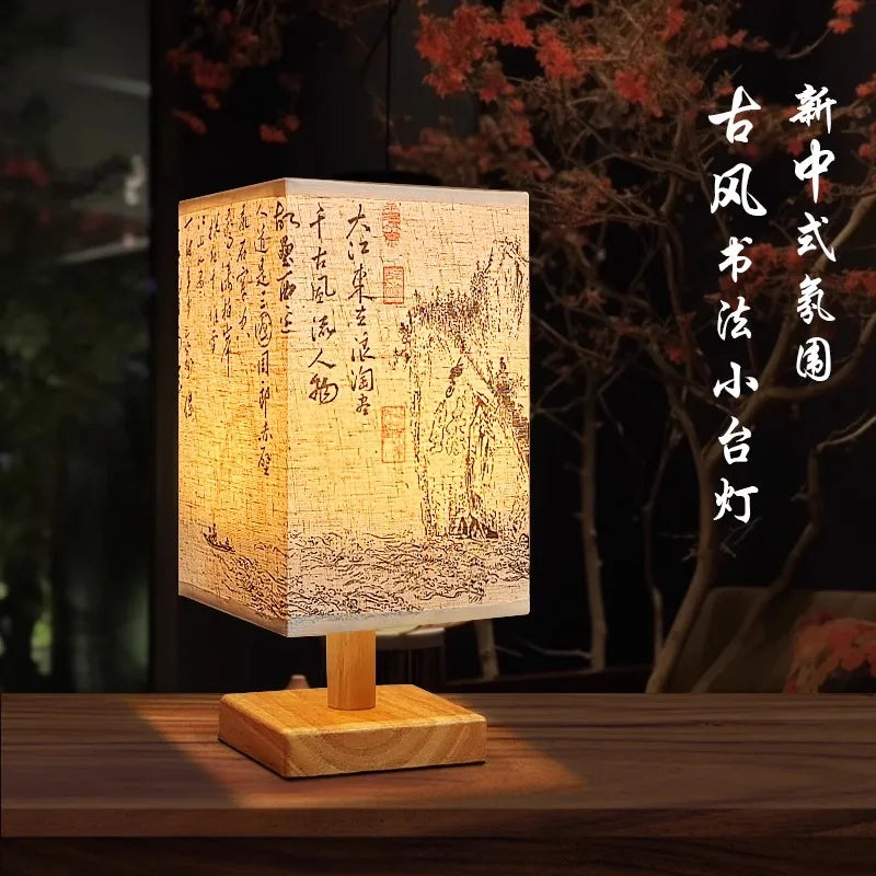 Lampe de table en tissu Nesty - Abat-jour calligraphie chinoise sur socle en bois, ambiance zen